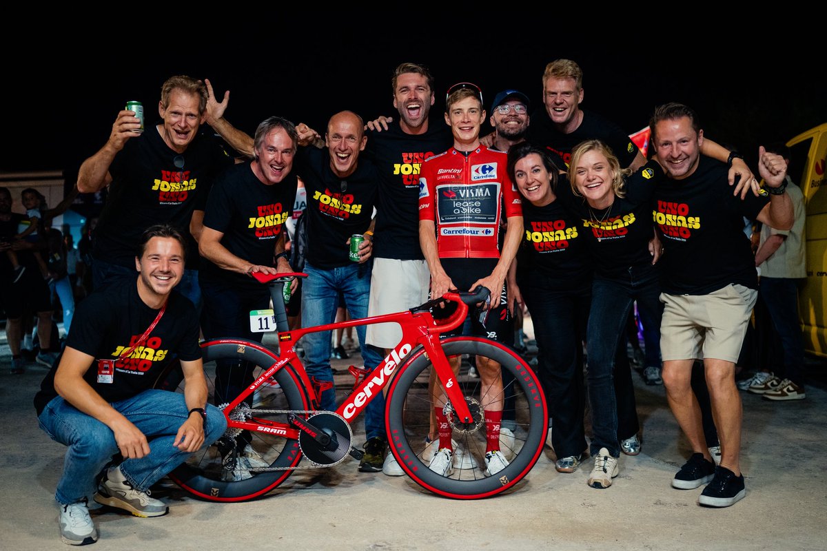 vismaleaseabike's tweet image. 🇪🇸 #LaVuelta25

Keep your friends close, but your rivals even closer.. 😉🥰

Mini celebration after the 2025 La Vuelta! 😎