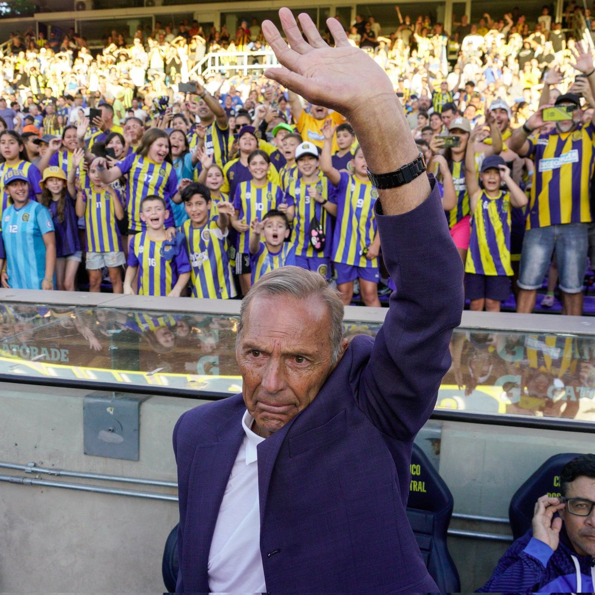 MarceloMerkato's tweet photo. Esta es la imagen del día. En momentos difíciles siempre es bueno recibir amor. Nada está nunca acabado. Basta un poco de felicidad para que todo vuelva a empezar. Aguante Russo. https://t.co/M2X36fGYHg