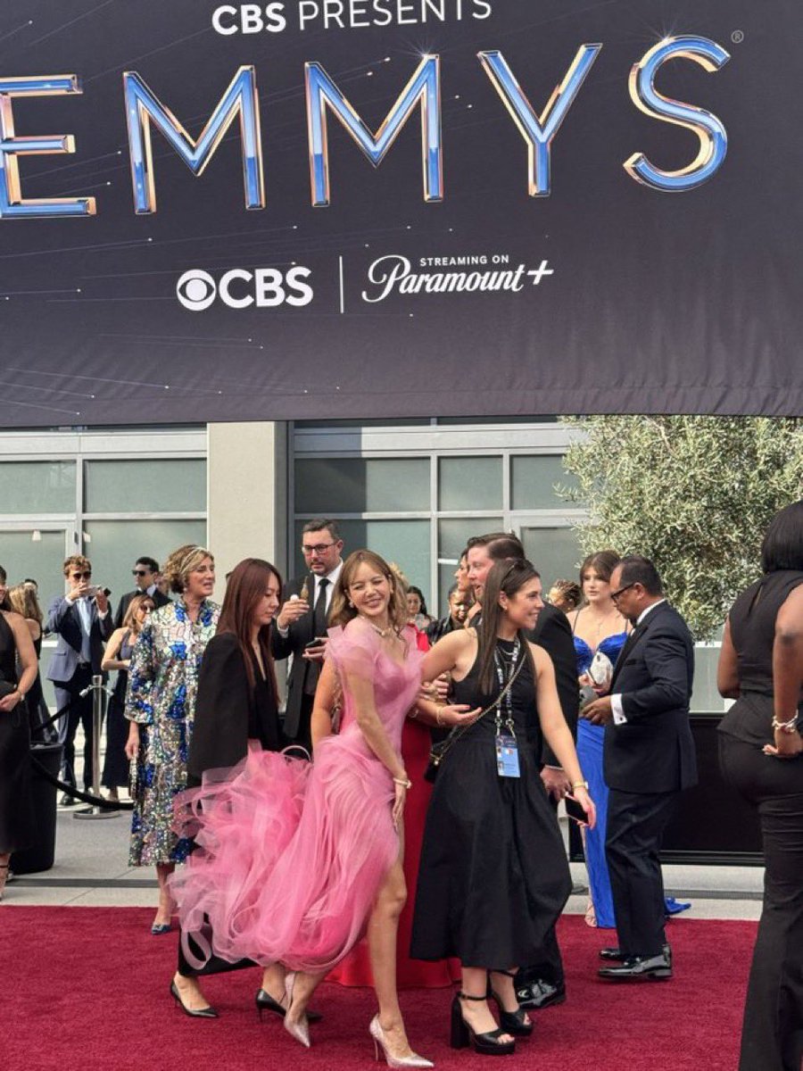 #LISA ha llegado a la alfombra roja de los #Emmys2025 !! Con un espectacular vestido Rosa