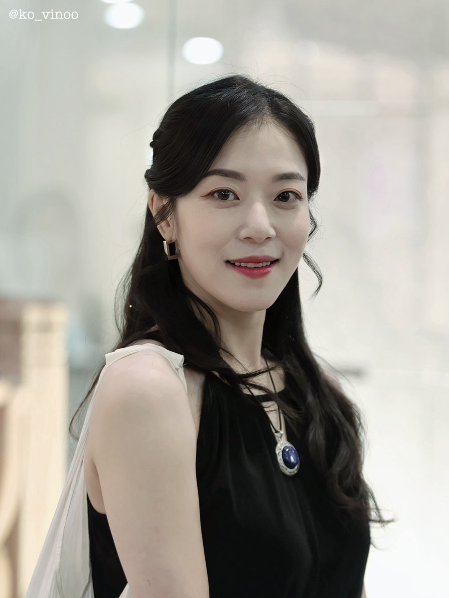 ko_vinoo's tweet image. 250913 여단 퇴근길 #신의정

짭옌 여러분~
첫사랑 익위안쌤하고 아이컨택 기억조작짤
하나 몰고가세요~

사진 고맙습니당 @ttolol_y