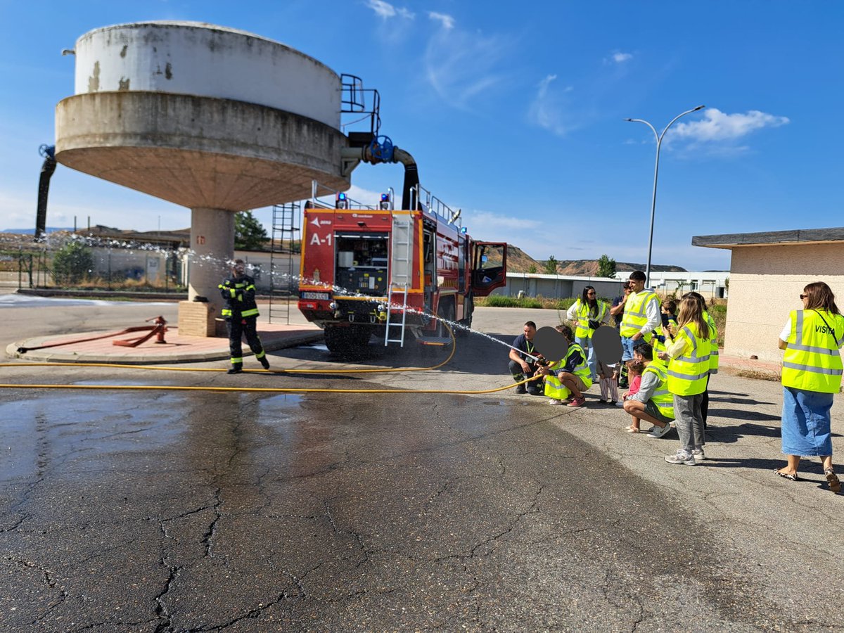 BomberosRJL's tweet photo. Jornada diferente y divertida en el parque SSEI🚒 con la compañia de familiares y amigos 🤗 en el marco del FAMILY DAY programado por la dirección del Aeropuerto Logroño - Agoncillo para dar a conocer y visitar sus instalaciones.🛫 Lo pasamos en grande🧑‍🚒🤹 #Bomberos #aeropuerto https://t.co/79UXB3ge8q