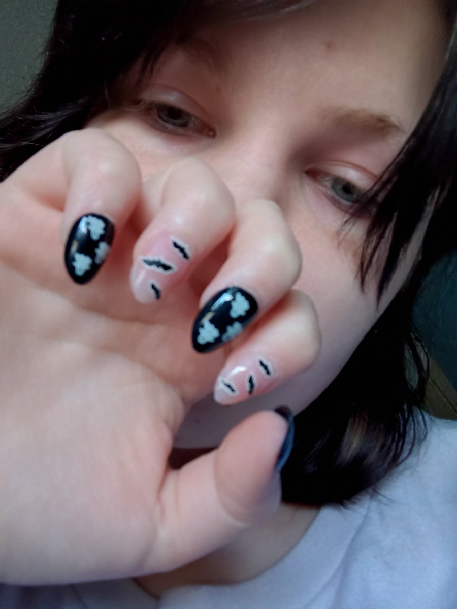 YourLilBuni's tweet photo. trying out fake nails, I have glue all over my hands https://t.co/tCgfuGsyCM