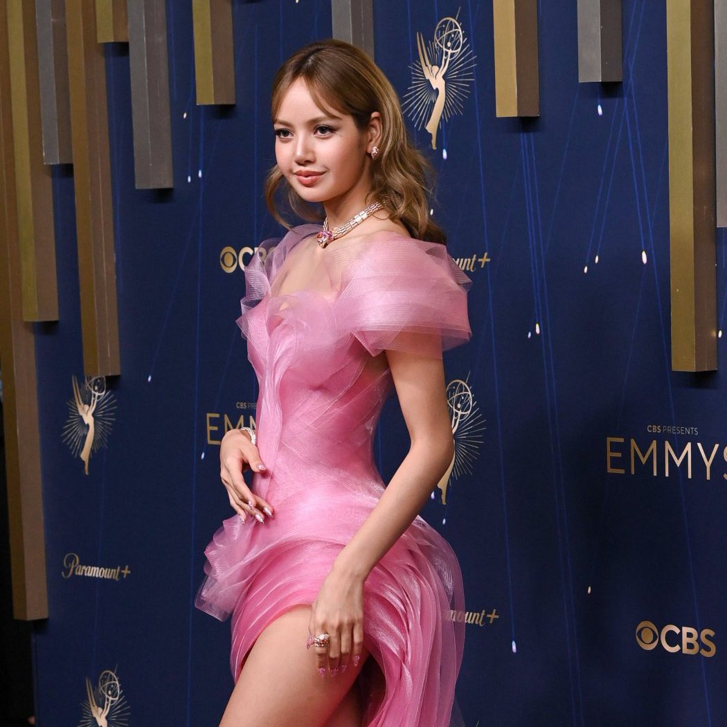 updatecharts's tweet photo. PRINCESA! LISA absurdamente PERFEITA no red carpet do #EMMYs. https://t.co/bBnE7hsyXY