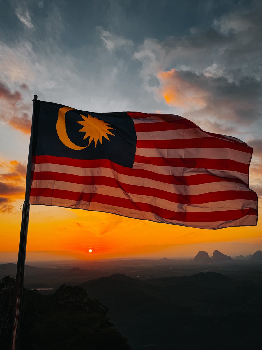 acaiijawa's tweet photo. Bila nampak bendera Malaysia berkibar, rasa bangga jadi rakyat Malaysia.

Kita tidak sempurna. Tapi semua rakyat Malaysia mahu yang terbaik untuk negara ini.

Syukur kita masih dapat hidup secara harmoni dan negara kita aman tenteram. Semoga terus berkekalan selamanya. https://t.co/aZvsSby54o