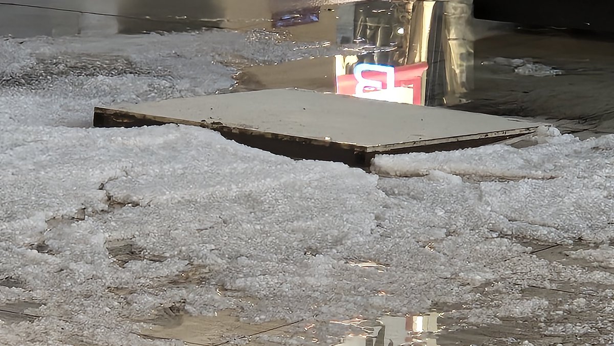 pepelemini's tweet image. ⏰️ #ÚltimaHora | Debido a la intensa lluvia que se registró hace unos instantes en #SanFranciscoOcotlán, el sistema pluvial del #Outlet #Puebla colapsó en su interior.

💧❄️ En diversos pasillos del centro comercial se observan anegaciones, así como la presencia de granizo.