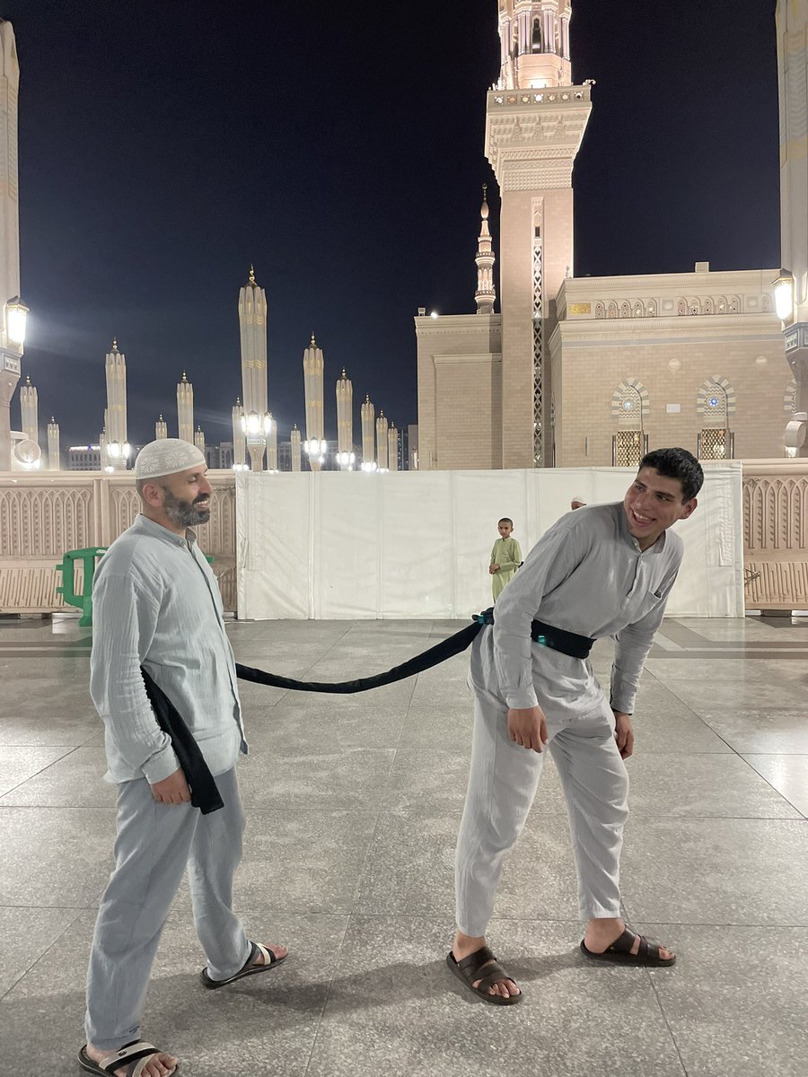 Yıl 2025.. Medinedeyiz.. 12 yıl sonra tekrar aynı pozu verdiler