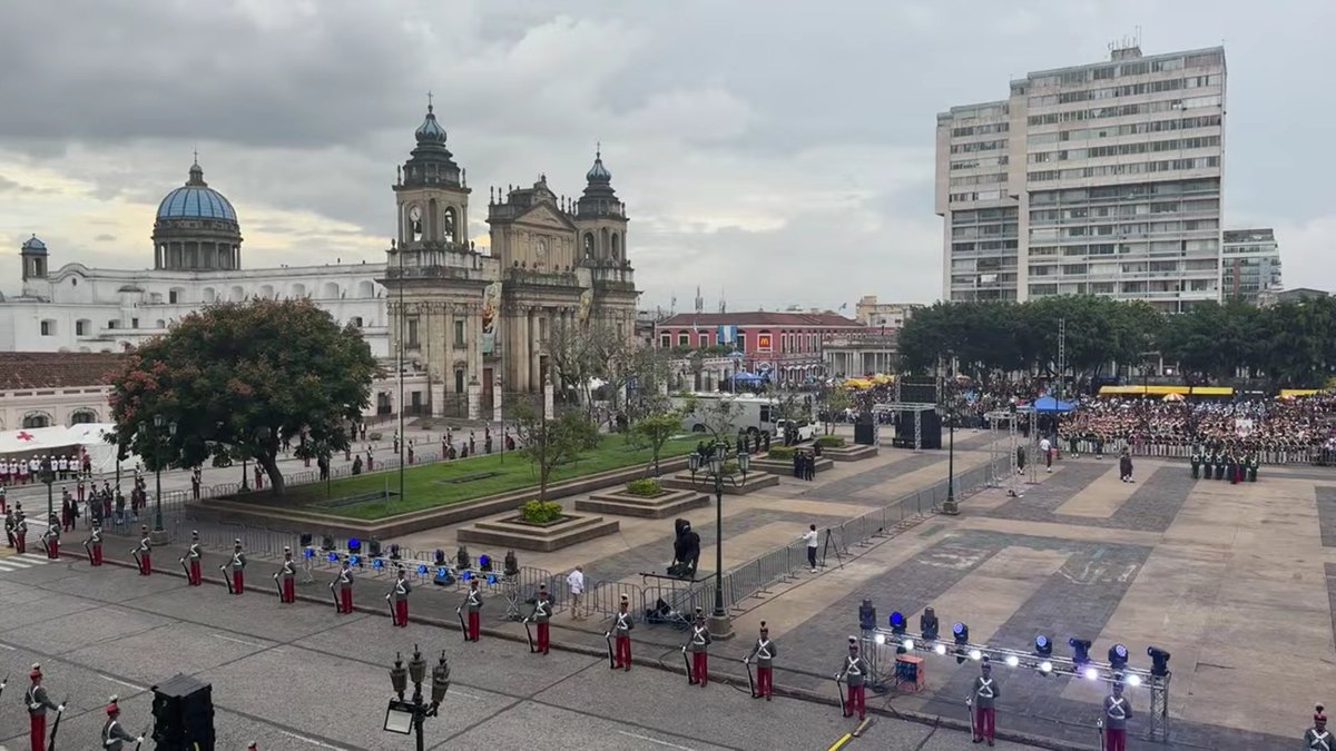 En la Catedral Metropolitana dará inicio el Te Deum en honor a la Independencia de Guatemala.   Mientras la Plaza de la Constitución se viste de gala con la llegada de las bandas escolares y la Escuela de la Politécnica que acompañarán la izada de la Bandera Nacional a las 18:00