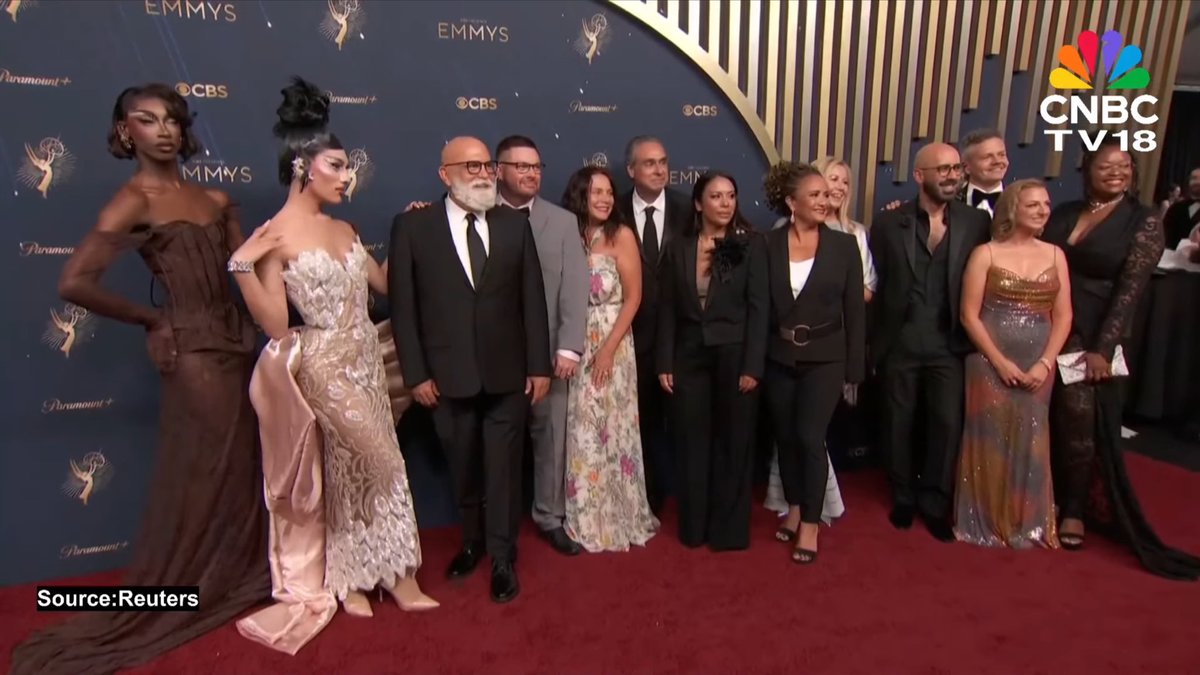 jewels and lana posing w the producers of drag race
