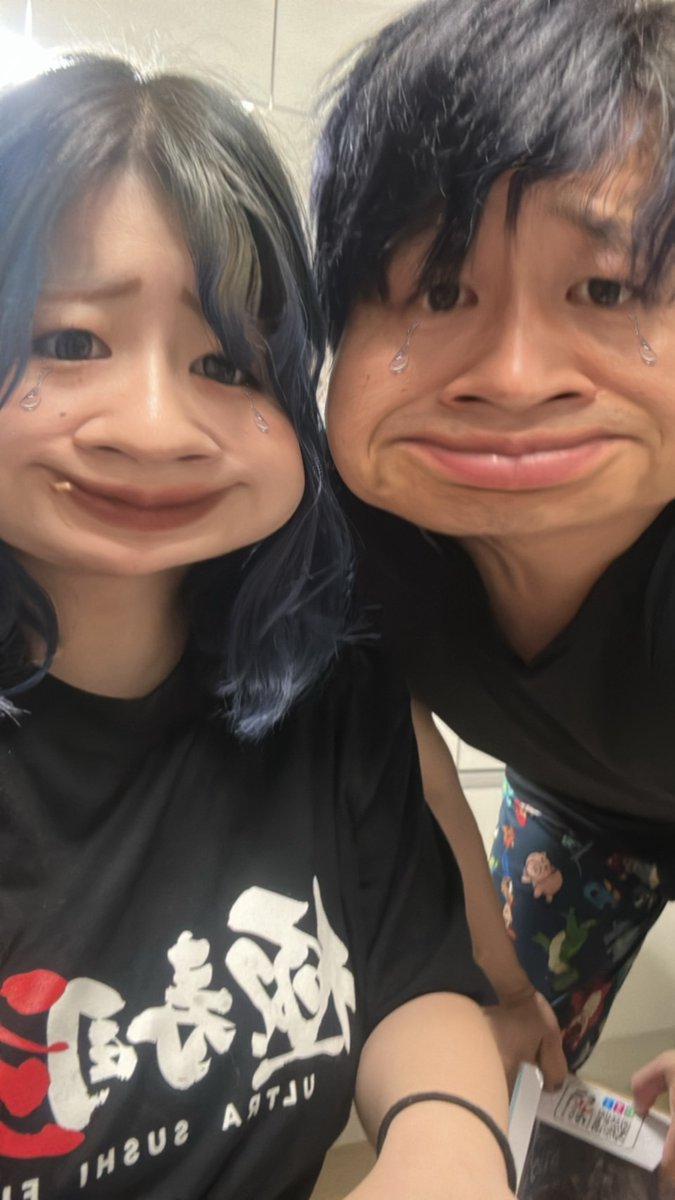 bluehayai's tweet photo. 嫁ちゃんとライブ参戦してきた〜！
久しぶりのライブ活動 楽しかった
あの頃がよみがえってきた日でした🐧
ウルトラ寿司ふぁいやーっていうバンド！いい曲ばっかだから！！！聞いて！！
俺はなめちゃんよりの箱推し🍣
@ultrasushifire
＃ウル寿司
#NEW鰓 https://t.co/KYqzb89So3