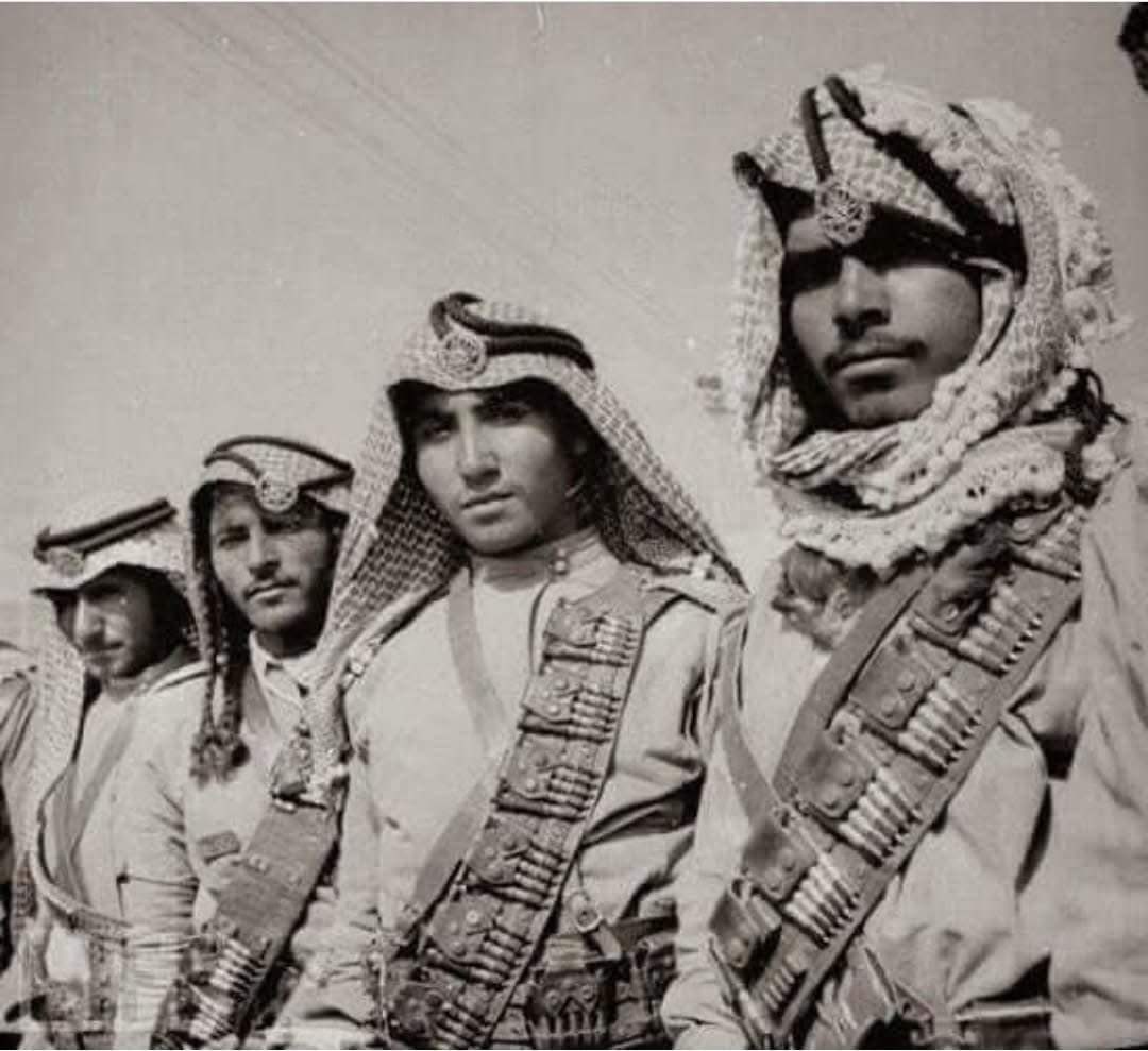 ALHAJAYA16's tweet photo. 📸 
صورة تاريخية لقوات البادية - ثلاثينيات القرن الماضي
تُظهر مجموعة من جنود قوات البادية الأردنية في بدايات تأسيسها.

🔹 من بين الجنود يظهر ا��مرحوم سليمان ��ليل الشتيويين الحجايا، أحد أبناء القبائل الذين خدموا بإخلاص في حماية حدود الوطن. https://t.co/f3FiW8sqbN
