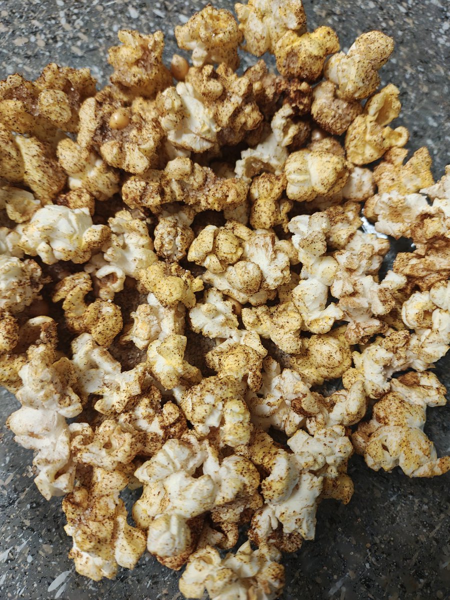 I dunno if I am the only one who never thought to try this but cinnamon sugar popcorn is delicious 👌