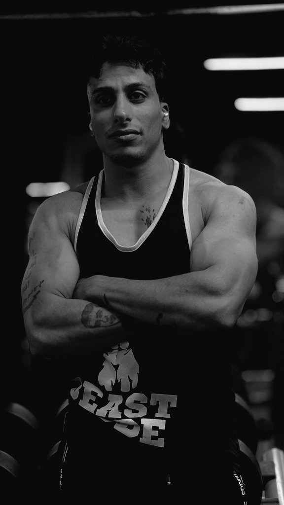 لا تتخيّـل كل الناس ملائكة فتنهار أحلامك
 ولا تجعل ثقتك بهم عميـاء
 لأنك ستبكي يوماً على سذاجتك
 كن شامخاً في تواضعك 
ومتواضعاً في شموخك