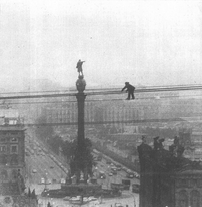 Efectivament, l'any 1980 un obrer a l'atur es va enfilar durant 10 hores als cables del telefèric del port per demanar feina