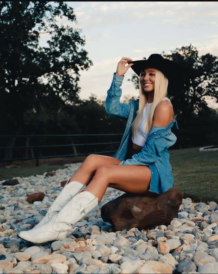 ava_lahey0's tweet photo. Fast forward to cowboy hats, boots, &amp; summer sunsets 🌅🤠 https://t.co/Lv1BoOlo8U