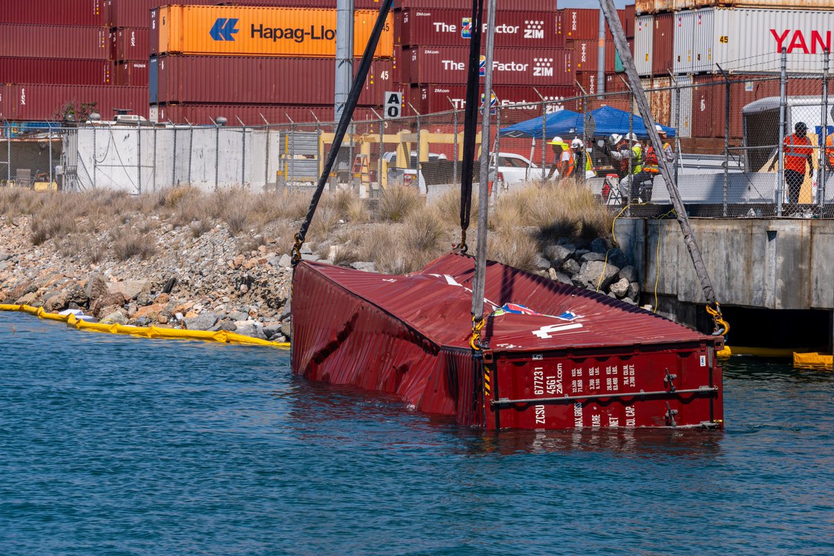 The recovery and salvaging phase has begun. 8 more containers found submerged. Dive teams, salvage crews are on scene working to remove containers from the waters and lashing all unaffected cargo containers from the vessel. <a href="/portoflongbeach/">Port of Long Beach</a> <a href="/USCGPACAREA/">USCG Pacific Area</a>