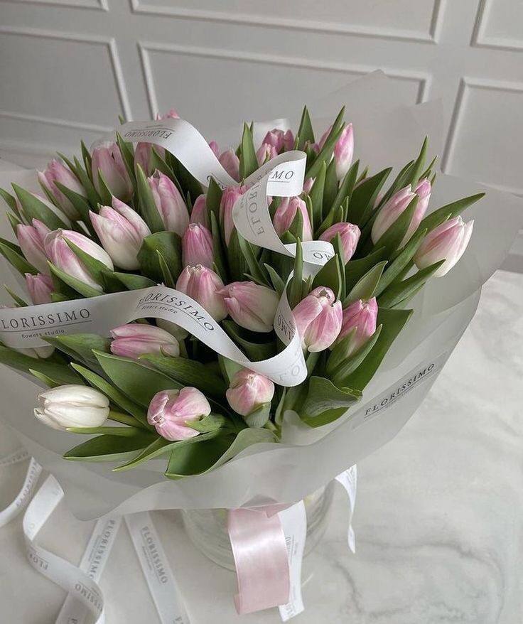 ٰ
بسيطة في ملـذاتي ولكنّي رفيـعة شان
أشوف إن القصايد والمطر تشرح تفاصيلي