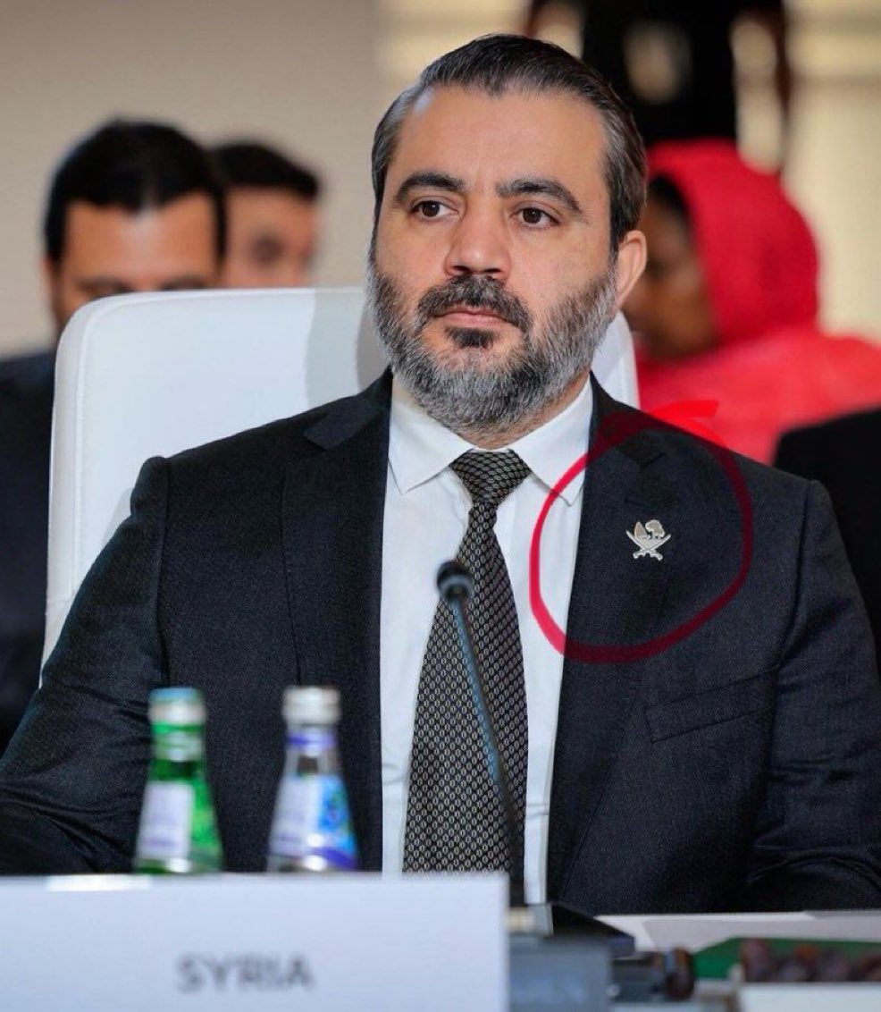 وزير خارجية جمهورية سوريا الحبيبة يرتدي شعار دولة قطر في #القمة_العربية_الإسلامية 
المقامة في الدوحة 🇸🇾🤍