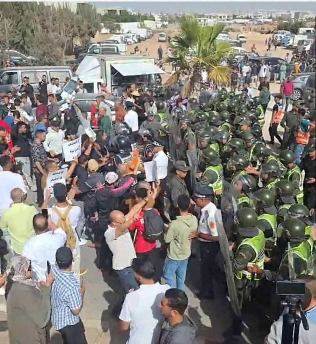 اظن ان احدهم قال بأن المغاربة فرحانين قبل أيام فقط ؟ هل ناس اكادير خرجوا ليعبروا عن فرحتهم؟