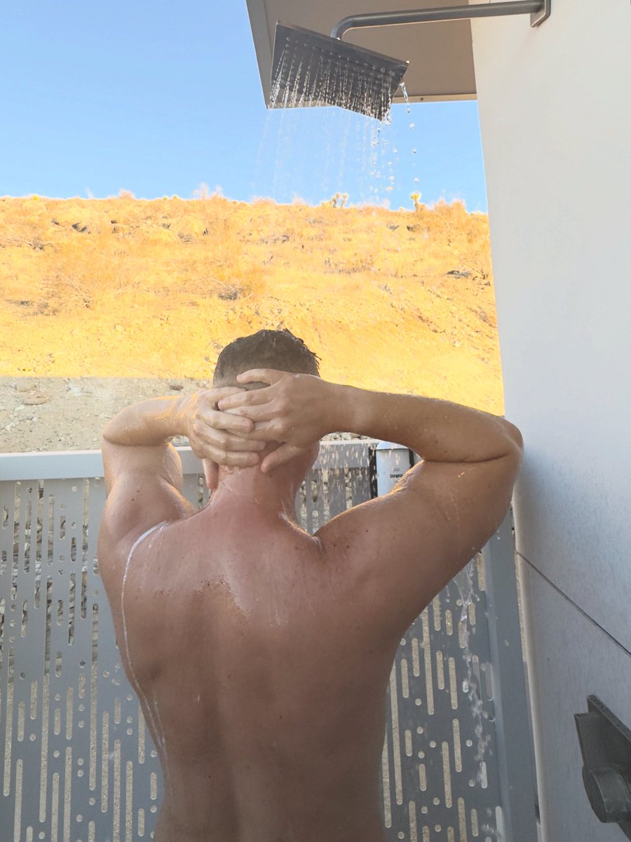 DJJohnJoseph's tweet photo. Nothing like getting wet in the desert 😋🌵☀️💦 #OutdoorShowerFun #JoshuaTree https://t.co/t5HsotiouW