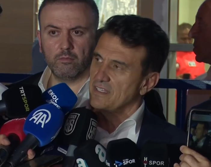 sporx's tweet photo. Hulusi Belgü: "Önemli konulardan biri. Çok ilginç bir şekilde, hakemin tamamen taraf değiştirmesi oldu, tarafsızlığını yitirmesi oldu. Trabzonspor'un hakemle ilgili yaptığı paylaşımdan sonra etkilendiklerini düşünüyorum. 

Adil maç yönetmelerini bekliyoruz hakemlerden. Bunlara dikkat etmemiz lazım. Çok net bir gol, bizim net bir golümüz verilmedi. Bununla ilgili fazla konuşacak değiliz."
