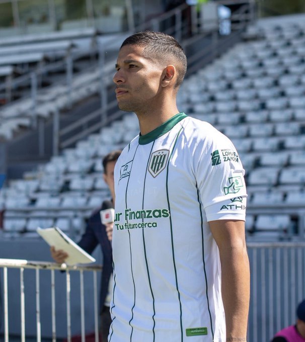 angeldebanfield's tweet photo. PREMIO "M.GRANA" (AL PEOR DE #BANFlELD); NO JUGÓ MAL, PERO ESTA LEJOS DE SU NIVEL...NO ESTA FINO CON EL ÚTIL, NO FILTRA PASES, NO TIENE REMATES DESDE LEJOS DEL ÁREA RIVAL. NO SE SIENTE IMPORTANTE PARA EL EQUIPO Y SE NOTA. TIEMPO DE MEJORAR CRACK!!! https://t.co/zZBj6KfbqJ