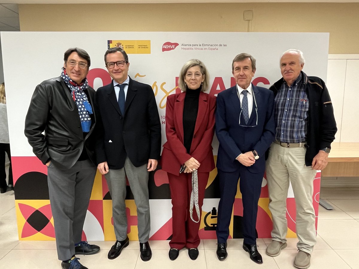 D.E.P Eva Pérez Bech, Pta de ⁦<a href="/fneth_org/">FNETH</a>⁩
Esta es nuestra ultima foto con ella, en el acto de conmemoración 10 años #PEAHC en ⁦⁦⁦<a href="/sanidadgob/">Ministerio de Sanidad</a>⁩
Su sentido de la responsabilidad y su compromiso extraordinario le impedían decir que no a nada. 
#VHC ⁦<a href="/AEEHLiver/">Asociación Española para el Estudio del Hígado</a>⁩