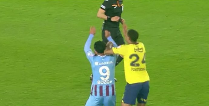 Bu pozisyon sonunda geçen yıl FB nin attığı gol sayıldı. Bu yıl Trabzon'un gölü neden iptal oldu.