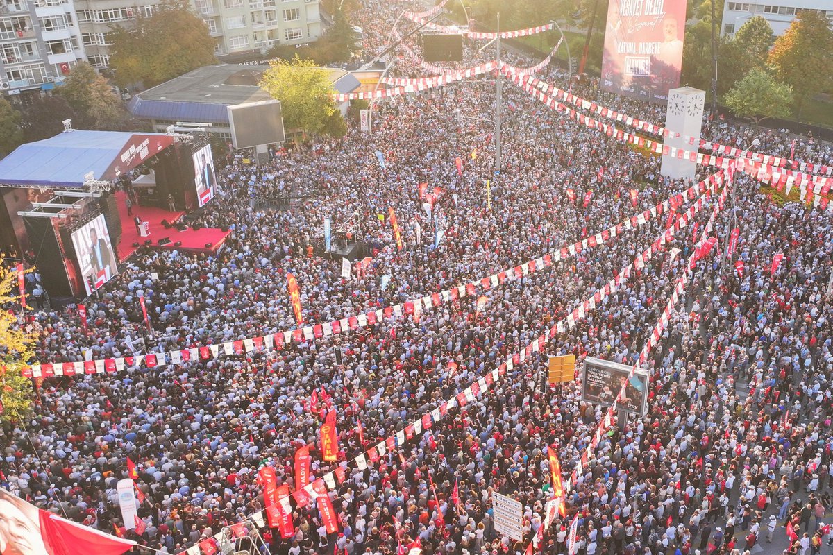 trxhaber's tweet photo. Gazeteci Ayşegül Kasap:
Ankara'dayım. Tandoğan kalabalıktı ama milyonlar yoktu. Başka illerden gelenler de vardı.
Tandoğan'ı ve oraya açılan yolları çok iyi biliyorum. Max. 60 bin kişi vardı. Hadi diyelim 100 bin olsun. CHP 1 milyonu hedefliyordu.
Sahanın gerçeğini eğip büküp milletin umutlarıyla oynamaya kimsenin hakkı yok.