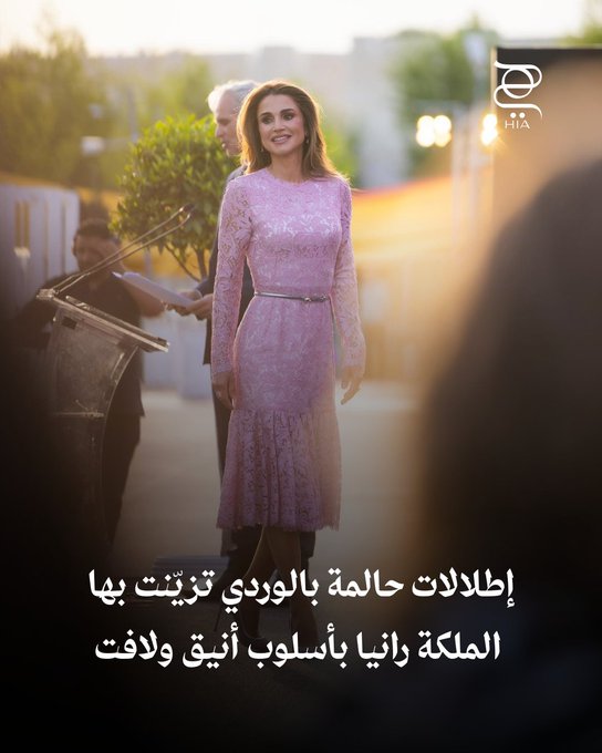 بين الدرجات الهادئة والوردي الحيوي، اختارت الملكة رانيا هذا اللون ليمنح إطلالاتها لمسة من الرقة والتميّز في مناسبات رسمية عدة. شاهدوا أجمل إطلالتها بالوردي وأخبرونا: أيها كانت الأجمل برأيكم؟ #موضة 