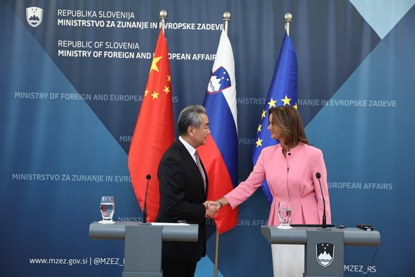 Przed wizytą w Polsce Wang Yi odwiedził Austrię i Słowenię.
Było sporo o "rocznicy zwycięstwa nad faszyzmem w II wojnie światowej" i "strategicznej przyszłości Europy"

Jednak wygląda na to, że to wizyta w Polsce będzie tą najcięższego kalibru.

I to w Warszawie do gry wejdzie