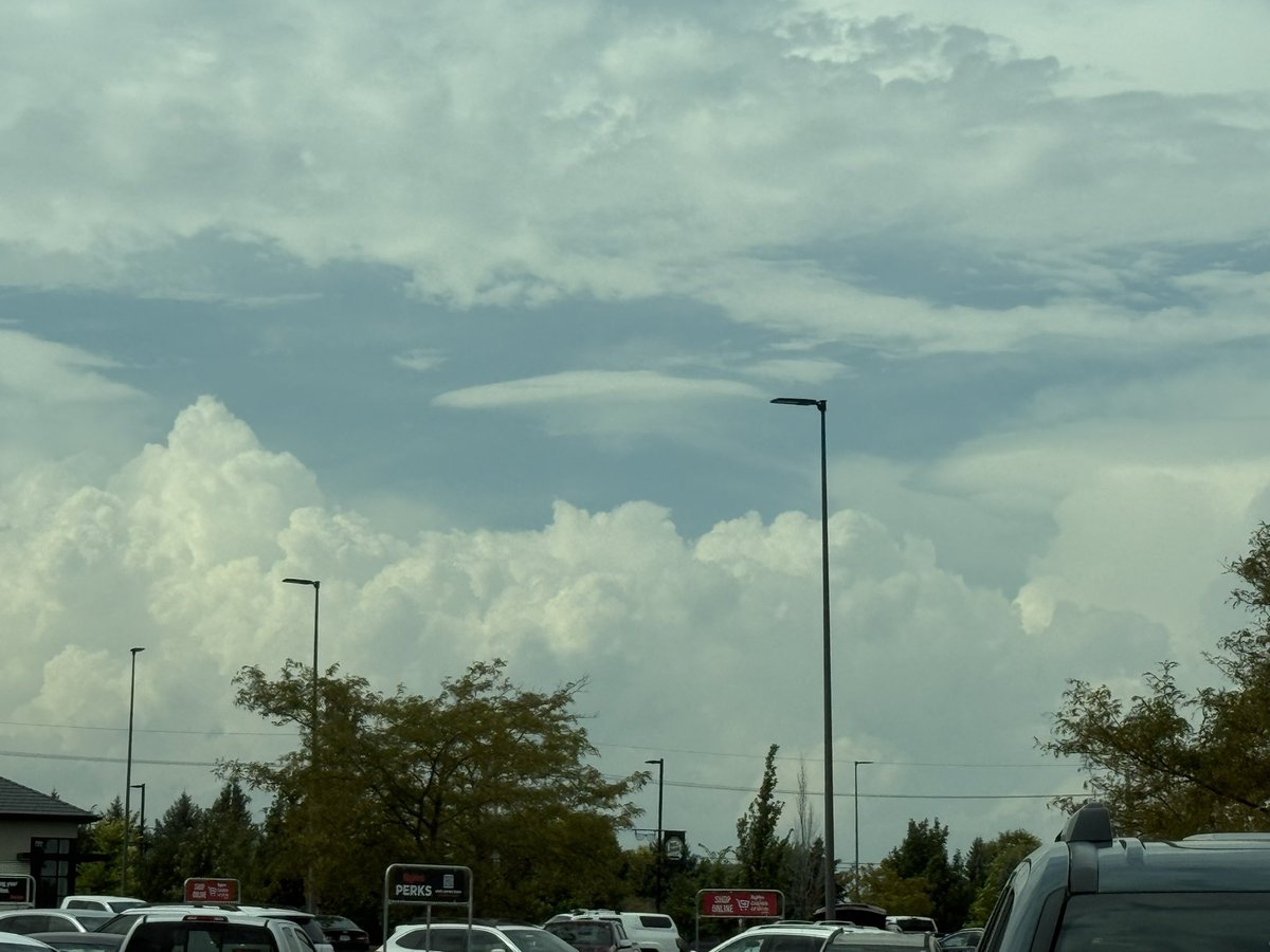 JABarnes1218's tweet image. Definitely looks interesting in person, but on the radar it doesn’t look like much. Definitely racing to the north looks like Columbus might get hit with a little thunderstorm.