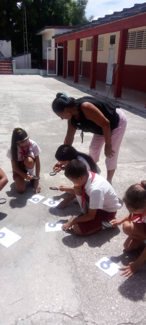 #HolguínSí 
Prácticas de laboratorio de Ciencias Naturales con educandos de la IE #Mártiresdel9deabril en #Urbano. <a href="/NaimaTrujillob/">Naima Ariatne Trujillo Barreto</a> <a href="/CubaMined/">MINED</a> <a href="/DPEHolguin/">Dirección General de Educación Provincia Holguín</a> <a href="/BatistaDelver/">DelvertMax</a> <a href="/LuisFel07486070/">Luis Felipe Batista Rodríguez</a> <a href="/DiazCanelB/">Miguel Díaz-Canel Bermúdez</a> <a href="/QueipoRuiz/">Joel Queipo Ruíz</a>
