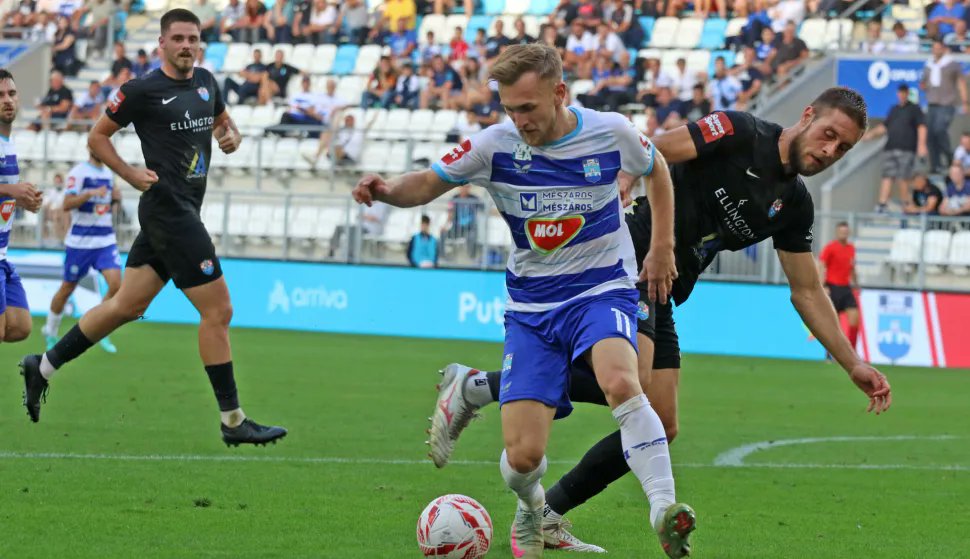 FootballGoats97's tweet image. ⚽ Nail Omerović hat-trick! 🇧🇦
Osijek crushes Vukovar 1991 4-0 🏟️🔥
22yo winger now has 4 goals in 6 games this season!
💙💛 #NailOmerovic #osijek  #Bosnianbeauty  #HNL  #UCL  #RisingStars  #scoutingdeportivo  #NextGenYields