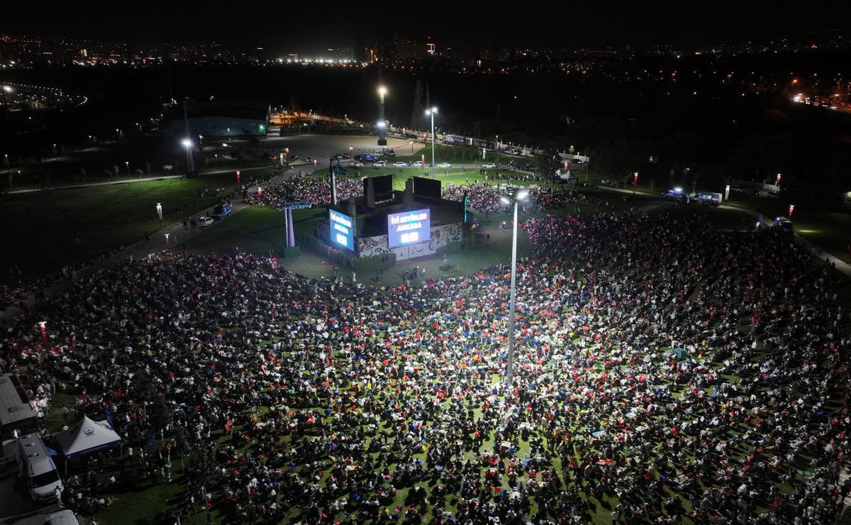 Toplu olarak maçı izleyen halk...Şu insanların hatrina, hadi be ...