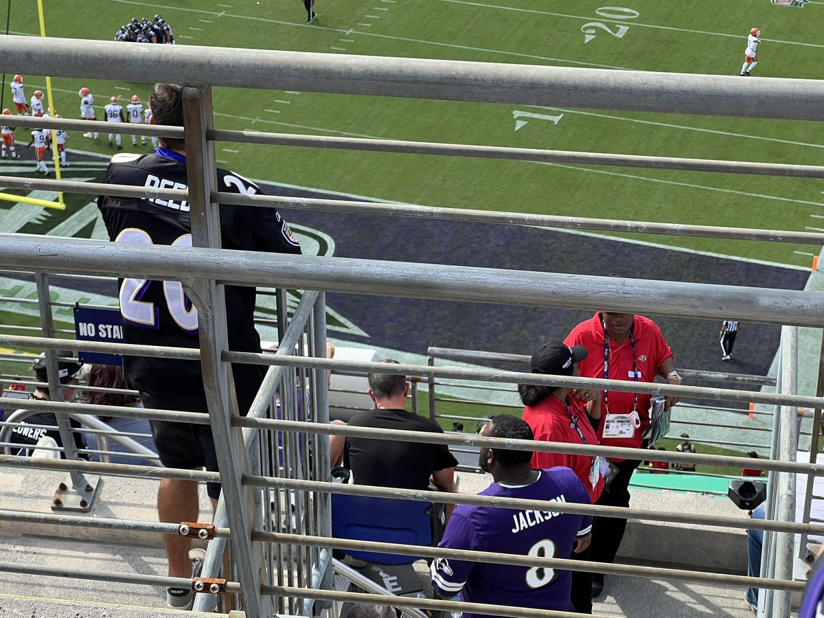 JamminJim420's tweet photo. @Ravens can’t see the touchdown by the ravens due to the ushers not moving people from the steps https://t.co/yju3PSsuzP