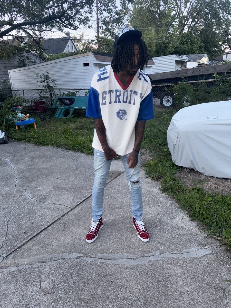 kclilbrotha's tweet photo. Thinking bout my life, shit get cold. Hard fa me to show you love when my heart froze 💙  #FREEMINES #LLDAGUYS https://t.co/8zwpehEoFL