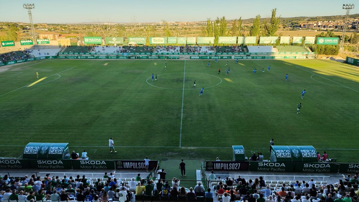 FÚTBOL | TERCERA

🔴 FINAL

🆚 <a href="/CD_Toledo/">C.D. Toledo 🦅💚⚪️</a> 1-1 <a href="/VXVILLARRUBIACF/">VIÑA XÉTAR VILLARRUBIA C.F.</a> 

✅ Toledo y Villarrubia firman las tablas en el Salto del Caballo

1️⃣ El Azuqueca, líder en solitario con 6/6 puntos

📸 CMM

📻 #CLMenJUEGO