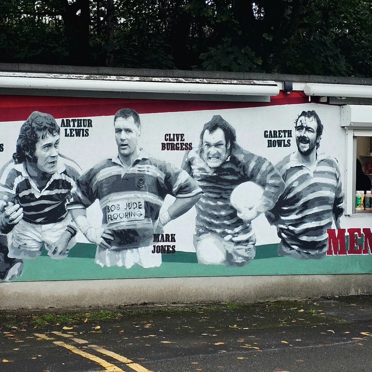 Rreesrugby's tweet photo. A fantastic mural at @evrfc. 

5 club and even Welsh legends.

Gareth Howls
Clive Burgess
Mark Jones
Arthur Lewis
Denzil Williams

🇭🇺🇭🇺🇭🇺 https://t.co/7C1yIHsE7P