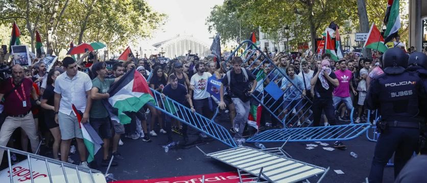 Historic scenes in Madrid, Spain today 🔥 

Pro-Palestine protesters stormed La Vuelta a España and shut it down.

The cycling race was cancelled!

The Spanish people refuse to let sport normalize Israel’s genocide.

🇪🇸 🇵🇸