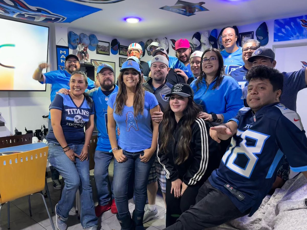 #SiempreTitans #TitansvsRams <a href="/Titans/">Tennessee Titans</a>  <a href="/TitansFamilyMex/">Titans Family Mexico 🇲🇽🏈⚔</a>  <a href="/TerrazaTitan/">Terraza Titan</a> #TitanUp  Having the time of our lives. <a href="/Farill/">Armando Farill 👑 🇲🇽</a>