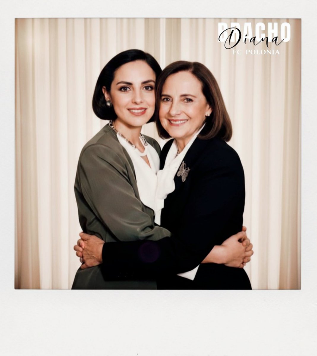 karola17madonna's tweet photo. Leonora y Martina juntas! 🤩
Yo ya tengo mi foto con Diana, pero tenía que probar este trend de IA!
Feliz domingo para todos!
K.

.
.
#DianaBracho #Bracho #señoraBracho #dianabrachofcpolonia #cunadelobos #eternamenteamandonos https://t.co/ZtzuHWy3WD