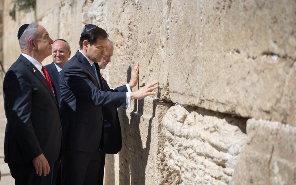 kobe_sylvester's tweet image. Catholics Vance &amp;amp; Rubio declined to kiss the ring of their Supreme Pontiff, lest they appear to be under the sway of Rome, but both donned yarmulkes &amp;amp; shockeled for the Shekina at the Jewish Wall. What does that tell us?