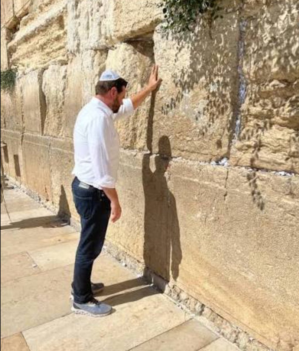 kobe_sylvester's tweet image. Catholics Vance &amp;amp; Rubio declined to kiss the ring of their Supreme Pontiff, lest they appear to be under the sway of Rome, but both donned yarmulkes &amp;amp; shockeled for the Shekina at the Jewish Wall. What does that tell us?