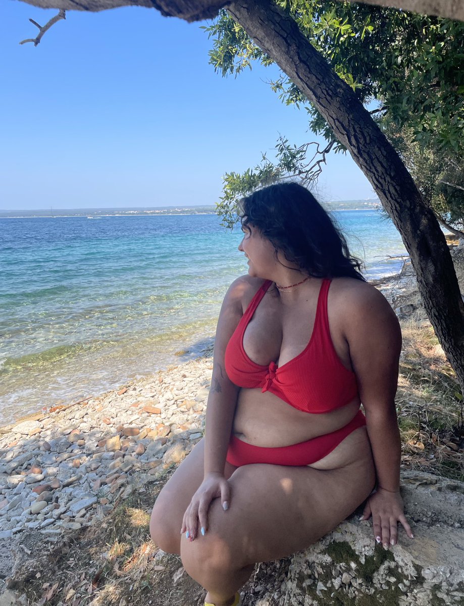 EmpressNikaa's tweet photo. missing summer vibes too much, still looking to buy more bikinis 😂 https://t.co/FN1Jyird2w