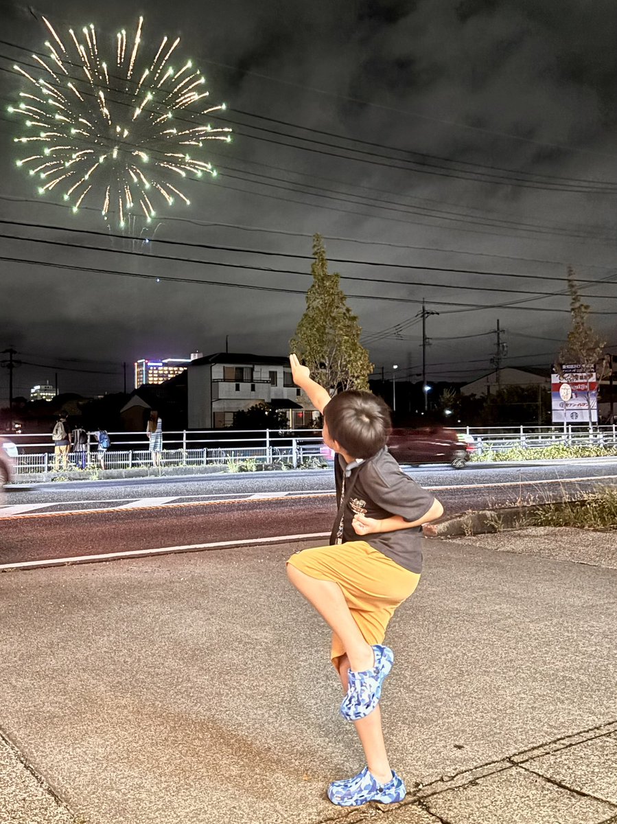 harupa2's tweet photo. 息子と、へっ！きたねえ花火だゴッコをやってみた。

※花火は綺麗でした。

#きたねえ花火だ https://t.co/UIr5L6tCBW