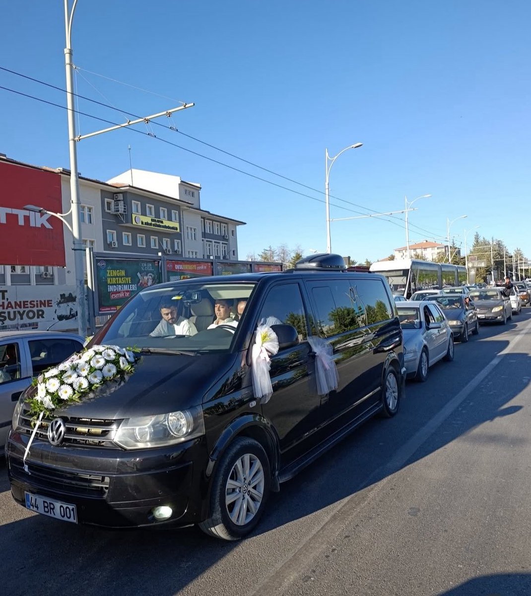 Bayram Taşkın, kendisinden gelin arabası talep evden vatandaşı kırmamış.

Vatandaş ile özdeşleşmek gerek. Son derece beğendiğim bir davranış olmuş.

Vatandaşla iyi geçindiğin için teşekkürler Bayram Taşkın.