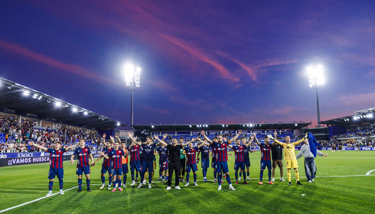 pelloalkain's tweet photo. Mágico El Alcoraz otra vez! 

Sin reblar! ❤️💙 https://t.co/D01OtxVUD0