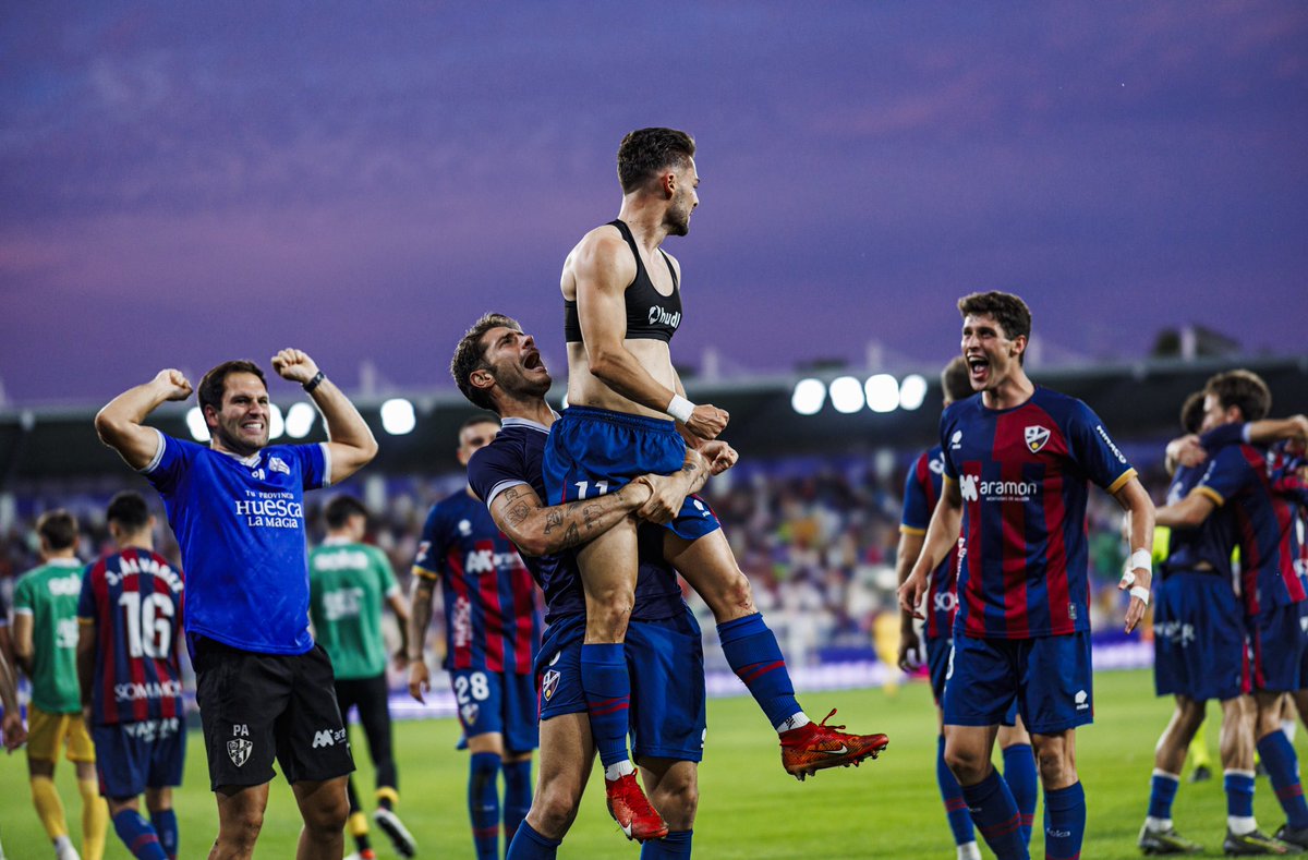 pelloalkain's tweet photo. Mágico El Alcoraz otra vez! 

Sin reblar! ❤️💙 https://t.co/D01OtxVUD0