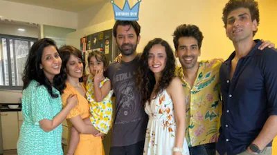 kim_yedi's tweet photo. Ben ne kadar yeni izleymeye başlasamda #Sanayaİrani ve #BarunSobti ile aralarındaki uyum çok müq 😍 yıllar içinde yine birbirine aile olmuş bir diğer çiftim #Sarun
Gerçi #Ipknnd daki oyuncular hiç ayrılmamış yıllar içinde birbirine aile olmuş,zaten dizinin bu kadar izlenmesi bence onların bu uyumundan ...