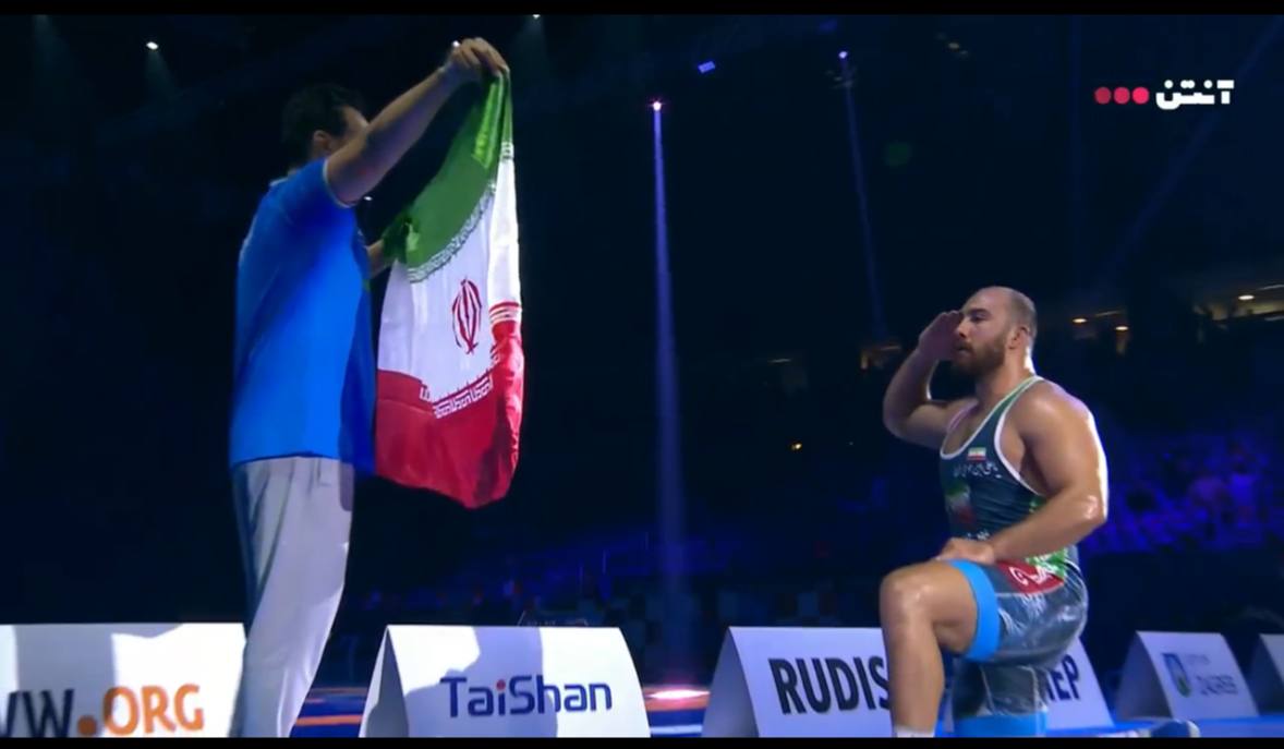 Minarashidi66's tweet image. هم طلا آورد
هم برای پرچم ایران زانو زد
و هم مدال طلاش رو به شهدای جنگ ۱۲ روزه تقدیم کرد
سرباز وطن &quot;امیرحسین زارع&quot;🇮🇷